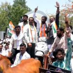 ایندھن کی قیمتوں میں اضافے اور قلت کے خلاف کانگریس کا منفرد احتجاج